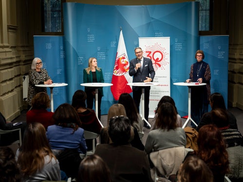Lobten die Preisträgerinnen und ihr Schaffen (von links): Beiratsvizepräsidentin Nadia Mazzardis, Beiratspräsidentin Ulrike Oberhammer, Landeshauptmann Arno Kompatscher und Beiratsmitglied und Laudatorin Heidi Hintner. (Foto: LPA/Fabio Brucculeri)