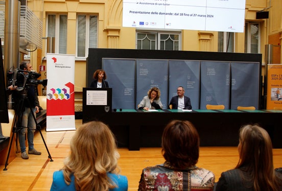 In Vertretung des italienischen Bildungsdirektors führte Rosella Li Castri, Direktorin im Amt für Schulordnung und Schulprojekte, aus, dass die Schülermobilität in Deutschland für die italienischen Oberschulen bereits seit Jahren von Bedeutung sei. (Foto: LPA/Verena Hilber)