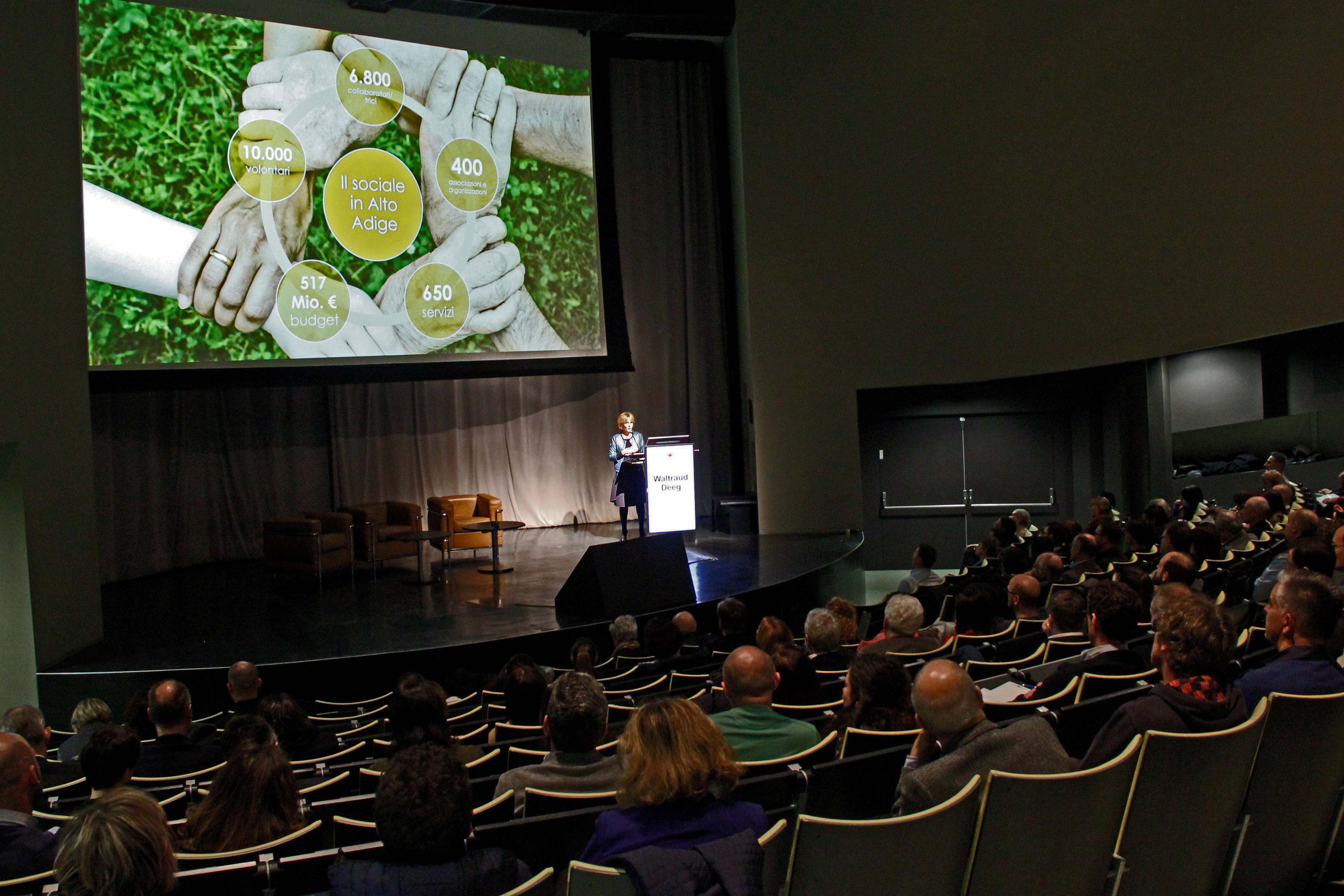 Il nuovo piano sociale provinciale dovrebbe essere adottato in estate. Dopo la fase di partecipazione, si sta ora lavorando alla bozza del testo del piano (Foto: ASP/Greta Stuefer)