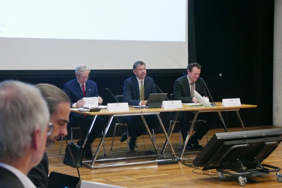 Eine positive Bilanz über die Südtiroler Präsidentschaft der Aktionsgemeinschaft Brennerbahn zogen Landesrat Daniel Alfreider (Mitte) und Handelskammerpräsident Michl Ebner (l.) bei der Präsidentenkonferenz in Bozen. Die Präsidentschaft wurde nun den Tirolern übergeben. In den Fokus soll in den nächsten zwei Jahren laut Tiroler Verkehrslandesrat René Zumtobel (r) der regionale Güterverkehr rücken. (Foto: LPA/Ingo Dejaco)