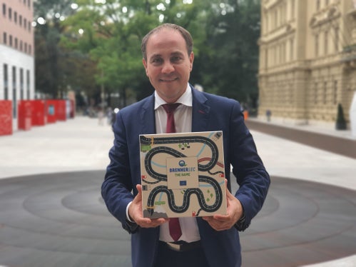 Dieses Spiel für Kinder und Jugendliche ist nicht nur unterhaltsam, sondern dient auch der Auseinandersetzung mit verschiedensten Umweltthemen“, sagt Umweltlandesrat Giuliano Vettorato. (Foto: LPA/Thomas Laconi)