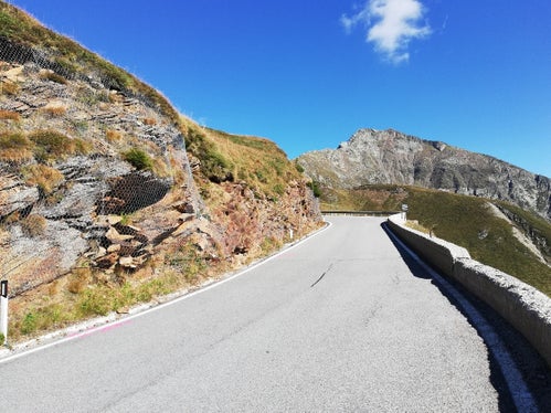 Der betroffene Straßenabschnitt vor Beginn der Bauarbeiten. (Foto: LPA/Abteilung Tiefbau)