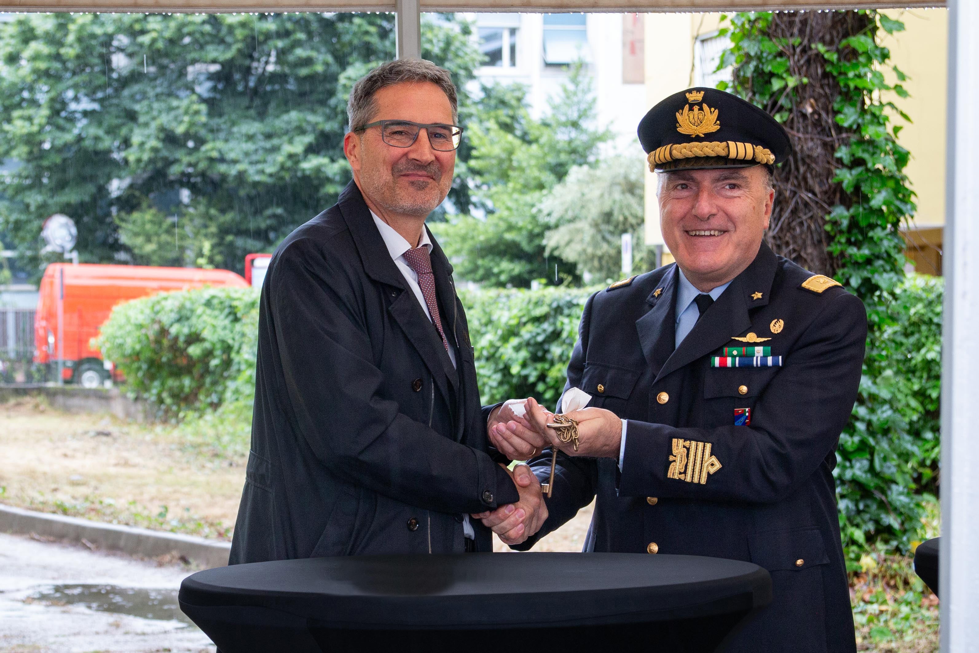Consegnate le chiavi dell'area dell'Aeronautica militare di via Novacella a Bolzano dal generale Gambardella al presidente Kompatscher (Foto: ASP/Greta Stuefer)