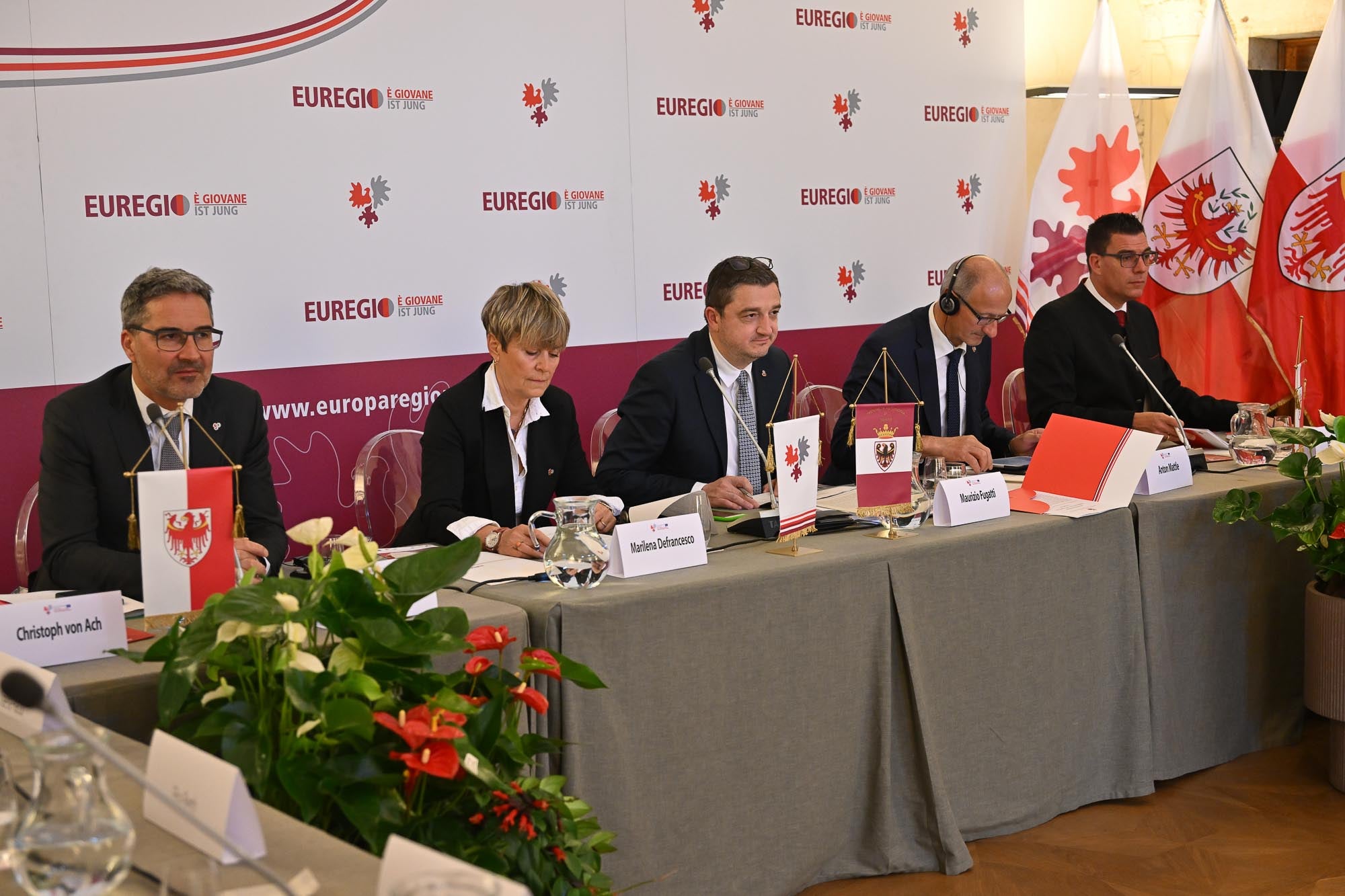 La Giunta del GECT dell'Euregio Tirolo-Alto Adige-Trentino. Nella foto (da sinistra) il presidente altoatesino Arno Kompatscher, il governatore del Trentino e attuale presidente dell'Euregio, Maurizio Fugatti e il governatore del Land Tirolo, Anton Mattle. Oggi la Giunta ha approvato i risultati di uno studio sulla mobilità ciclabile. Nella foto anche il segretario generale uscente dell'Euregio, Marilena Defrancesco (Foto: Ufficio Stampa Provincia di Trento) 