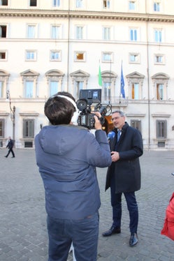 Il presidente Kompatscher intervistato davanti a Palazzo Chigi. (Foto: ASP/Katharina Tasser)