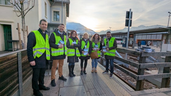 Info-Aktion zur Bahnsperre im Vinschgau: Mobilitätsressortdirektor Martin Vallazza, Landesrat Daniel Alfreider, Gudrun Stampfer, Helene Schuler, Karin Pirhofer und Sta-Direktor Joachim Dejaco. (Foto:LPA/Ingo Dejaco)