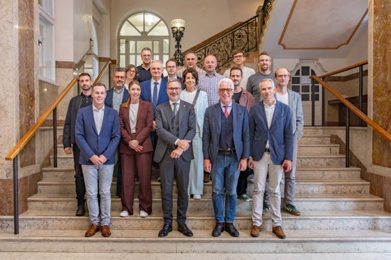 Vertreterinnen und Vertreter deutschsprachiger Minderheitensender aus Südtirol, Luxemburg, der Schweiz und Belgien tauschten sich in Bozen mit Landeshauptmann Arno Kompatscher (vorne Bildmitte) aus. (Foto: LPA/Greta Stuefer)