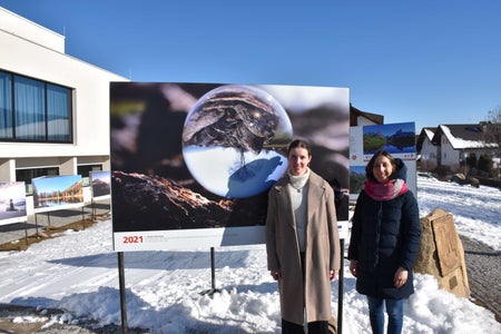 Eine der Stationen in Südtirol: Die Ausstellung in Pfalzen mit (von links) Noemi Harrasser, Titelfotografin des Kalenders 2021, und Euregio-Projektleiterin Silvia Ramoser (Foto: Euregio) 