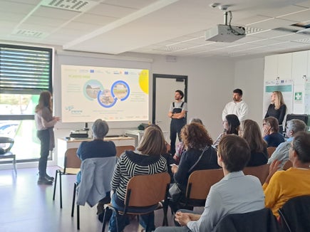 Le microplastiche e le nanoplastiche rappresentano un impatto sempre maggiore per l’ambiente: venerdì 16 ottobre, numerosi interessati hanno partecipato alla presentazione dei più recenti risultati di ricerca presso l’impianto di depurazione di Bolzano, nell’ambito di due progetti dell’UE. (Foto: Eco Research)
