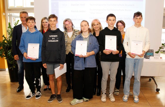 Die Bestplatzierten der Kategorie Junior (1. Oberschul-Klasse) mit (v.l.) Direktor Werner Josef Mair, Martina Stifter, Eva Maria Brunnbauer, Siglinde Doblander, Gertrud Verdorfer. (Foto: LPA/Verena Hilber)