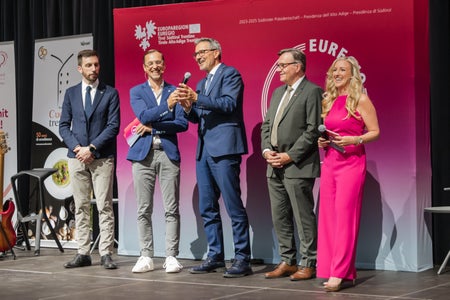 À auzà ora la mpurtanza dla cësadafuech raiunela per l’identità sëura la sëides via, la sustenibltà y l’economia tl’Euregio: da man ciancia, l assessëur provinziel Simone Marchiori, l muderadëur Thomas Vonmetz, l presidënt dl’Euregio y dla Jonta provinziela de Bulsan Arno Kompatscher, l Landeshautpmann a.D. Günther Platter y la muderadëura Karin Gschnitzer. (Foto: USP/Bernhard Aichner)