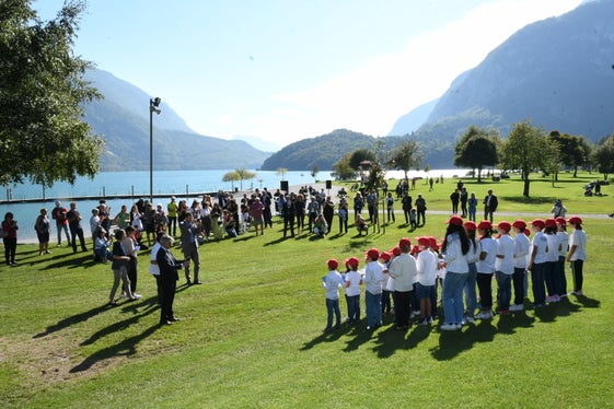 Zum Abschluss des Euregio-Tags stimmten Grundschülerinnen und Grundschüler von Molveno die Europa-Hymne, die Ode an die Freude in deutscher und italienischer Sprache an. (Foto: Euregio/Presseamt Trentino)