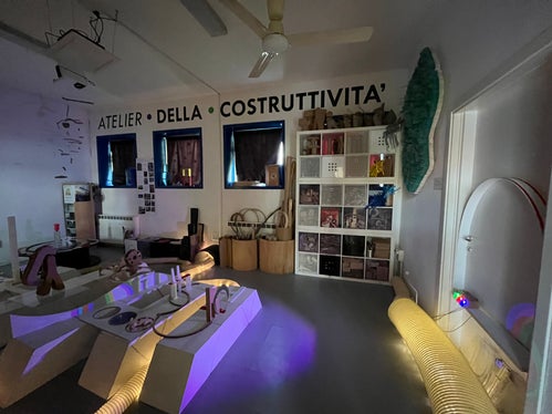 Die Genossenschaft&nbsp;ReMida in Bologna sammelt Produktionsabfälle von Unternehmen, stellt sie vor allem Schulen für Bastelarbeiten zur Verfügung und veranstaltet Workshops. (Foto: LPA/Landesamt für Abfallwirtschaft) 