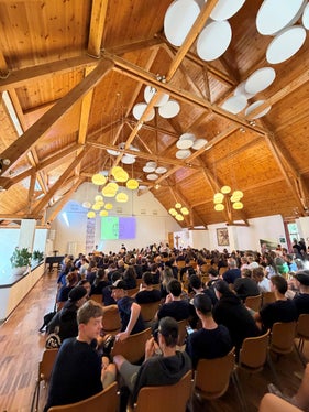 100 Jahre Fachschule für Landwirtschaft, Hauswirtschaft und Ernährung Dietenheim: die versammelte Festgemeinde bei den Vorträgen der Schülerinnen und Schüler (Foto: LPA/Fachschule für Landwirtschaft, Hauswirtschaft und Ernährung Dietenheim)
