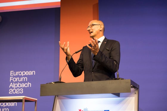 LH Mattle: Wir wollen uns heute intensiv mit Expertinnen und Experten sowie jungen Menschen austauschen, um gemeinsam innovative Lösungsansätze für die zentralen Herausforderungen der Europaregion zu finden. (Foto: Land Tirol/Sedlak)