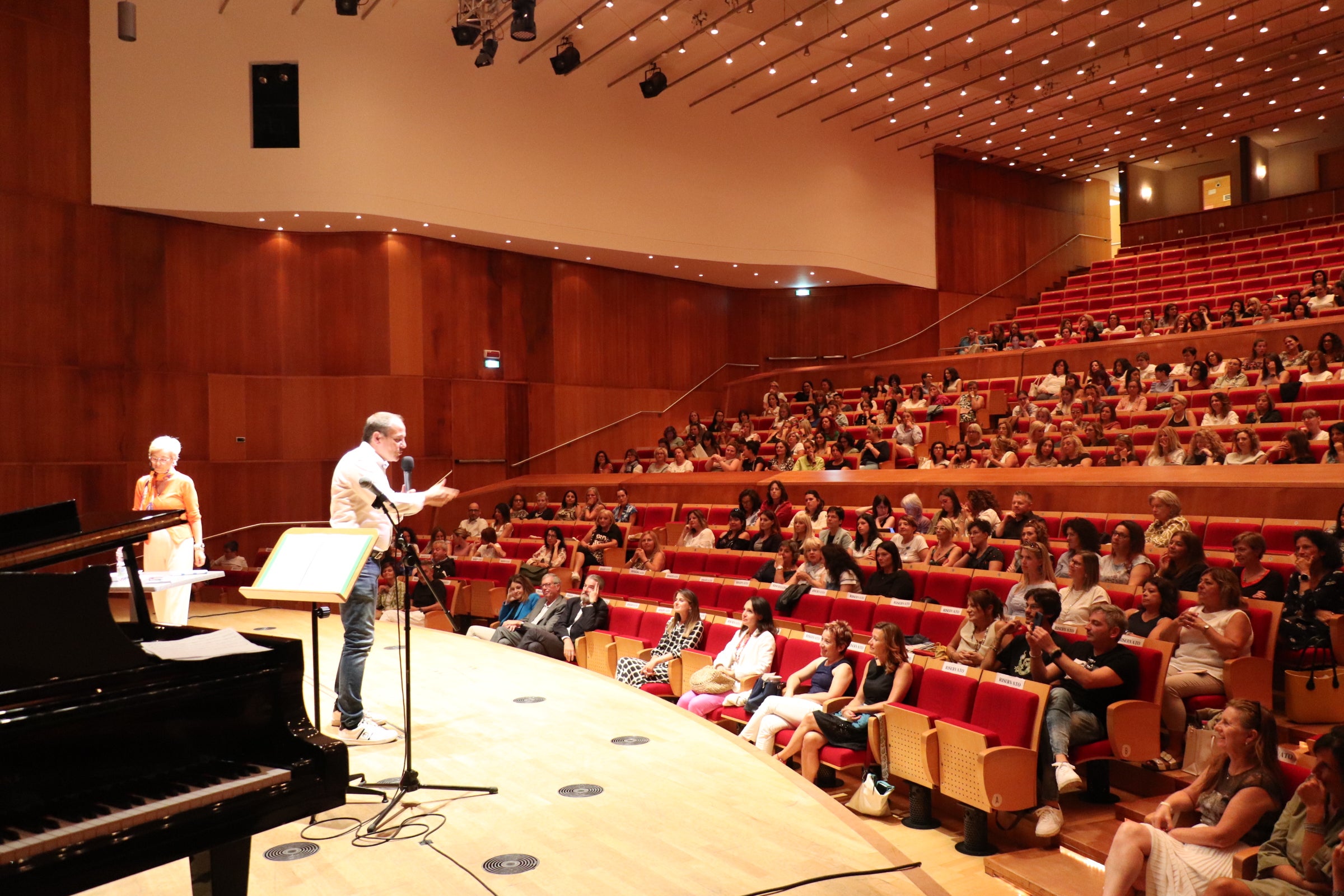 In un Auditorium Haydn gremito di insegnanti, nel corso del Convegno della scuola dell’infanzia in lingua italiana che tradizionalmente segna la riapertura dell’anno scolastico, è stato presentato oggi (1° settembre) il volume “Apprendere ad apprendere, apprendere ad educare. Glossario per l’innovazione educativa” (Foto: ASP/Gianluca Crocco)