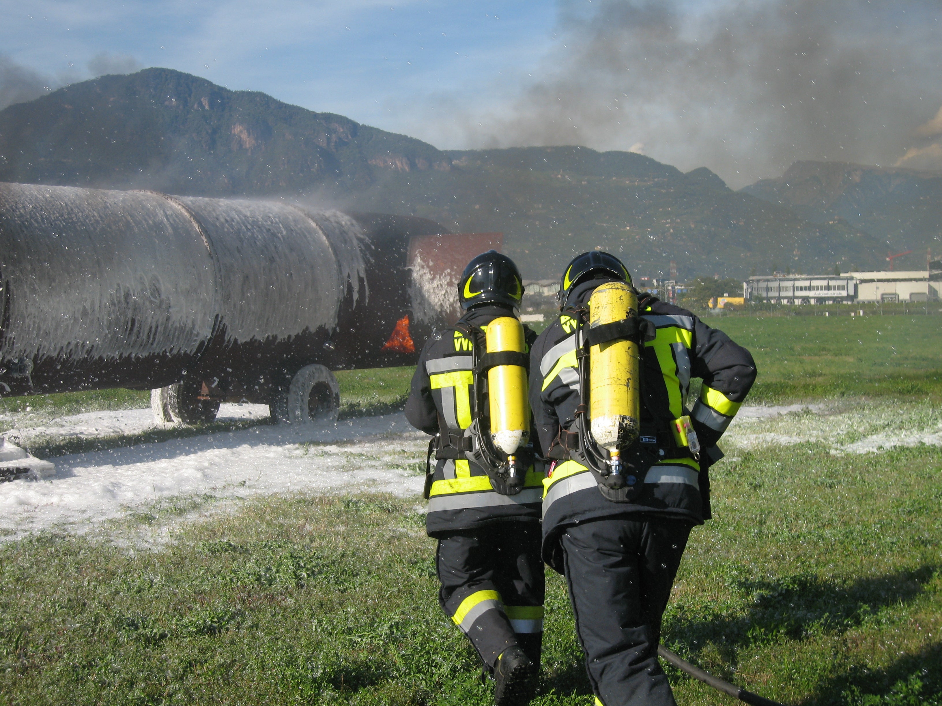 Die Landesregierung hat die Vereinbarung zwischen der Gesellschaft ABD Airport AG und der Agentur für Bevölkerungsschutz über die Führung des Brandschutzdienstes durch die Berufsfeuerwehr Bozen am Flughafen Bozen für den Zeitraum vom 10. Jänner 2022 bis zum 9. Juli 2023 genehigt. Im Bild Berufsfeuerwehrmänner bei einer Löschübung am Flugplatz Bozen (Foto: LPA/Berufsfeuerwehr Bozen)