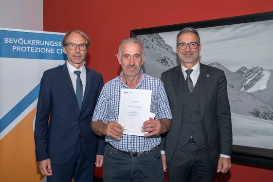Riconoscimento e ringraziamento per 41 anni e 4 mesi di lavoro nel settore provinciale dei Bacini montani: al centro, Peter Anton Regele della Val Sarentino con il presidente della Provincia e assessore provinciale alla Protezione civile Arno Kompatscher (a destra) e il direttore dell’Agenzia per la Protezione civile Klaus Unterweger (a sinistra). (Foto: USP/Othmar Seehauser)