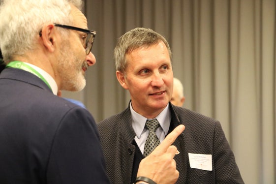 “L'Alleanza per la frutticoltura, la viticoltura e l'orticoltura porterà in futuro molti importanti risultati di ricerca e soluzioni pratiche: L'assessore all'Agricoltura Luis Walcher dialoga con il direttore del Centro di Sperimentazione Laimburg Michael Oberhuber (a sinistra). (Foto: USP/Centro di Sperimentazione Laimburg/Agnese Martinelli)