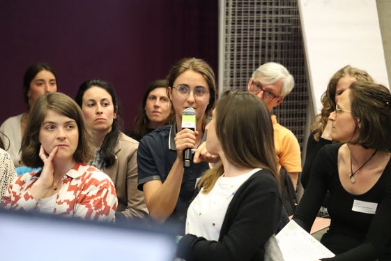 Attività di rete e scambio di esperienze: Rebecca Chizzola (con il microfono). (Foto: USP/Maja Clara)