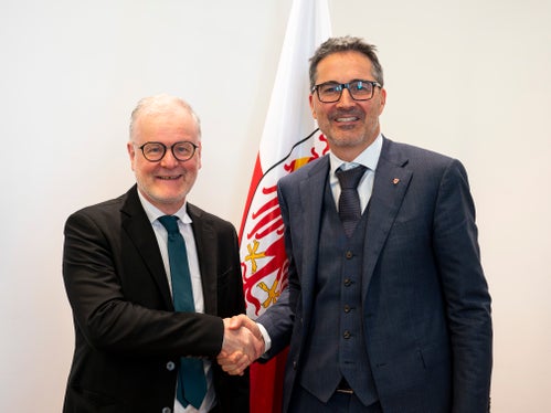 Stephan Beikircher (a sinistra) e Arno Kompatscher hanno discusso delle peculiari sfide che si presentano nella vita quotidiana del Tar di Bolzano a causa del bilinguismo. (Foto: USP/Fabio Brucculeri)