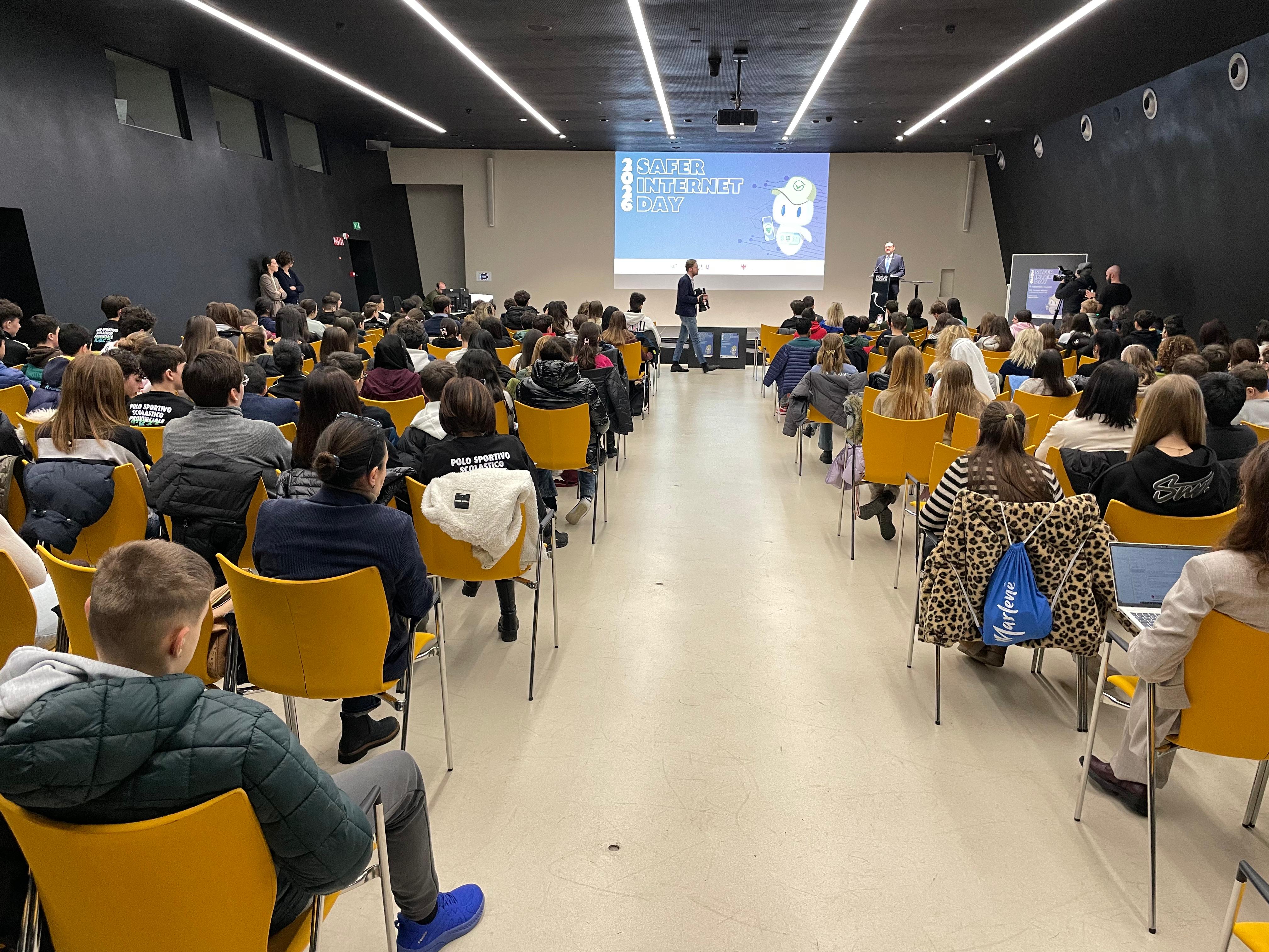 Rund 200 Mittelschülerinnen und Mittelschüler waren am 9. Februar bei einem Event zum Safer Internet Day (10. Februar) im NOI Techpark in Bozen dabei. (Foto: LPA)