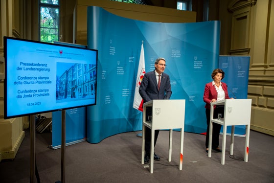 In der Pressekonferenz nach Sitzung der Landesregierung: (v. l.) Landeshauptmann Arno Kompatscher und Landesrätin Maria Hochgruber Kuenzer stellten die wichtigsten Beschlüsse vor. (Foto: LPA/Fabio Brucculeri)