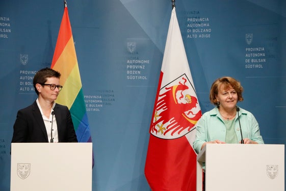 Es sei durch große organisatorische und personelle Anstrengungen gelungen, die Auszahlung aller noch ausstehenden Beträge für Sommerbetreuungsprojekte des Jahres 2022 weitestgehend abzuschließen, berichteten Carmen Plaseller von der Familienagentur und Landesrätin Rosmarie Pamer. (Foto: LPA/Maja Clara)