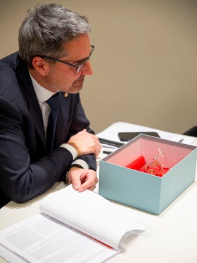 Il presidente Kompatscher ritratto assieme al particolarissimo dono fattogli da Ursula Peintner, Maraike Probst e Anusha Telagathoti   (Foto: ASP/Fabio Brucculeri)