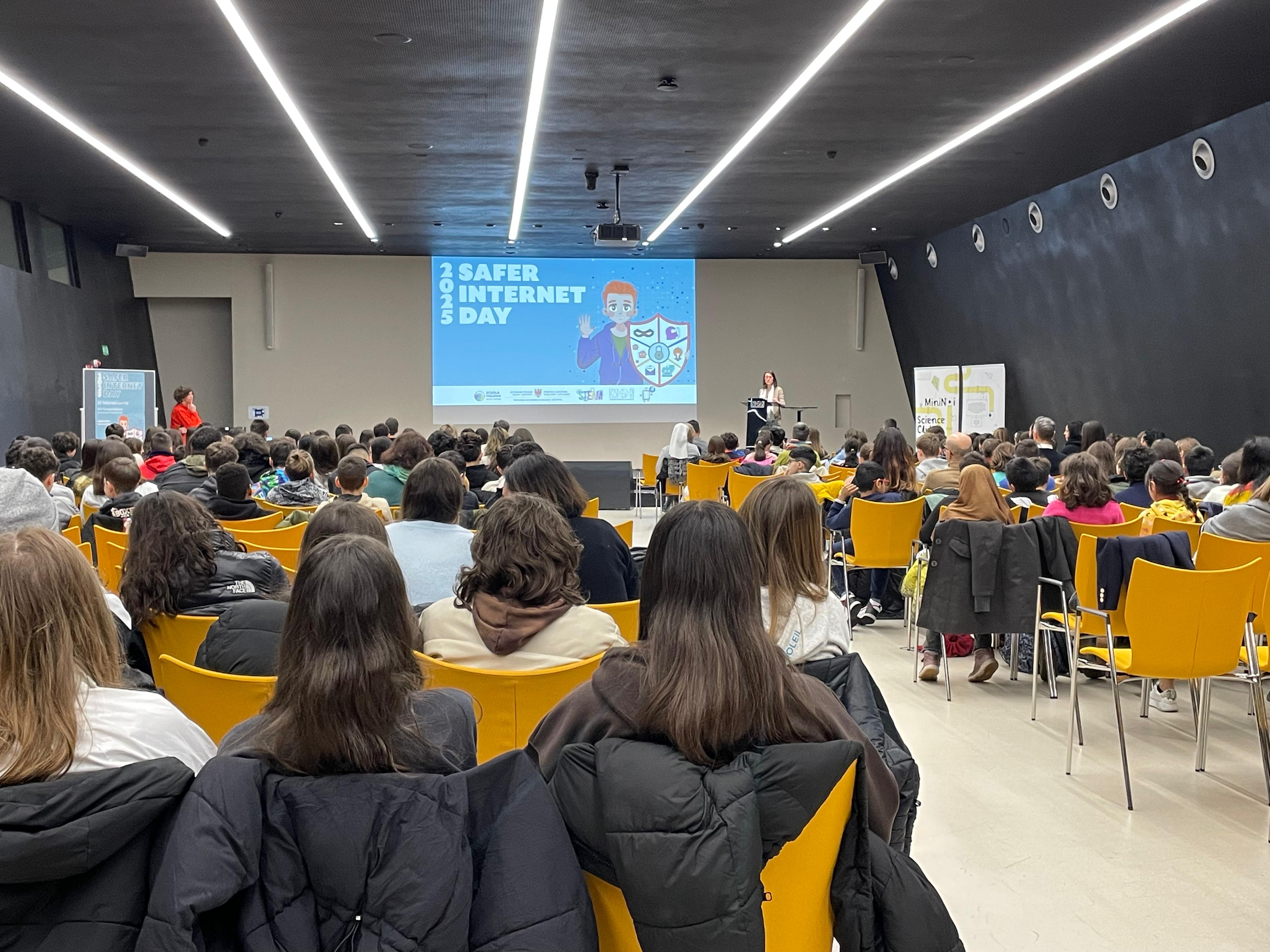 Mehr als 230 Kinder und Jugendliche haben sich beim Abschluss des Projekts MiniNOI meets the AI im NOI Techpark in Bozen anlässlich des Safer Internet Days für Künstliche Intelligenz und maschinelles Lernen kundig gemacht. (Foto: LPA)