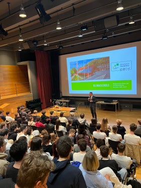 Nel corso della visita al WFO e al Realgymnasium/FOB di Bolzano, il presidente  della Provincia, Arno Kompatscher, ha illustrato la strategia dell’Alto Adige nel campo della sostenibilità (Foto: ASP)