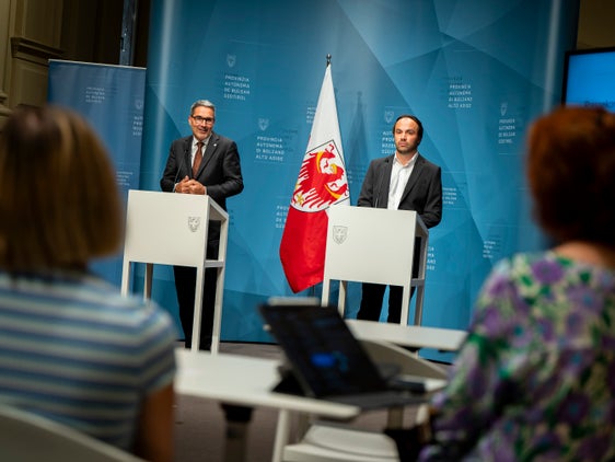 Il presidente della Provincia Arno Kompatscher (nella foto da sinistra) e l'assessore provinciale Philipp Achammer illustrano il bando di concorso per l'assegnazione delle borse di studio. (Foto: USP/Fabio Brucculeri)