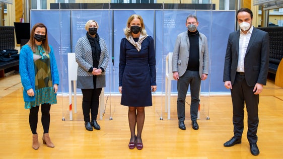 Hanno illustrato il progetto dell'insegnamento dell'etica a scuola: (da sx) l'intendente Falkensteiner, le direttrici Dorfmann ed Ebner Kollmann, l'ispettore Christian Alber e l'assessore Achammer (Foto: LPA/Fabio Brucculeri)