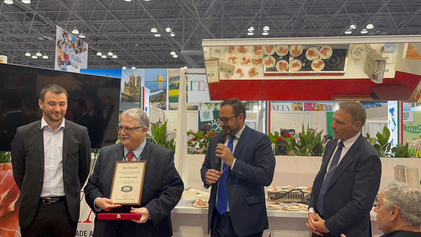 L’assessore allo Sviluppo Economico,&nbsp;Marco Galateo, è in America, in rappresentanza della Provincia e dei prodotti altoatesini, insieme al&nbsp;Consorzio Speck Alto Adige.&nbsp;(Foto: ASP) 