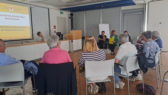 In Alto Adige sono attualmente attive 65 Consulte per le persone anziane e due Consulte degli anziani a Brunico e Vipiteno. Nella foto, la Consulta provinciale per le persone anziane durante un incontro con l’assessora alla Coesione sociale Rosmarie Pamer (al centro) lo scorso anno. (Foto: USP)