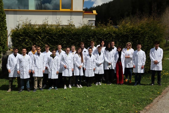 Der Landeswettbewerb der Chemieolympiade für talentierte Schülerinnen und Schüler hat in diesem Jahr in Bruneck stattgefunden. Im Bild die Chemietalente mit Landeskoordinatorin Roswitha Maurer (Foto: LPA/StefanPilser)