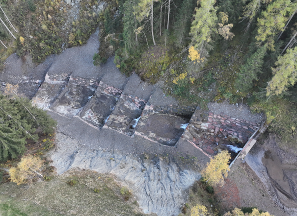 Das Landesamt für Wildbach- und Lawinenverbauung Nord hat im Öttenbach in der Gemeinde Sarntal fünf Konsolidierungssperren aus Zyklopensteinen mit Beton samt seitlichen Uferschutzmauern gebaut. (Foto: LPA/Aufnahme mit der Drohne der Wildbachverbauung: Georg Kompatscher)