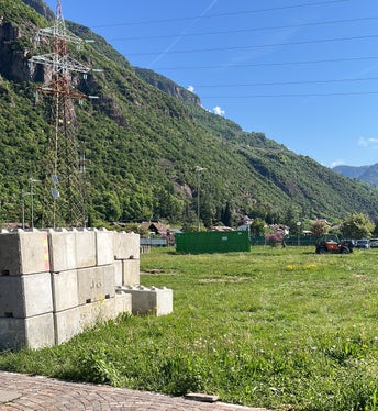 Auf dieser Fläche werden in den nächsten Monaten 200 neue Betten für Studenten und Studentinnen entstehen, die in Bozen dringend gebraucht werden. (Foto: LPA/Gianluca Crocco)