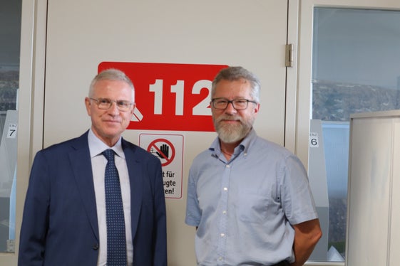 Rund um die Uhr besetzt ist die Einheitliche Notrufzentrale: Dafür dankte Regierungskommissär Vito Cusumano (links) Koordinator Paolo Berenzi. (Foto: LPA/Maja Clara)