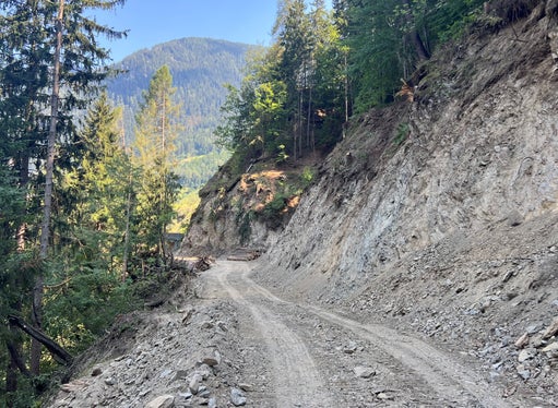 In den vergangenen Wochen wurde am Umleitungsweg, auf dem während der Erneuerung der Brücke Eschenlohe im Ultental der Verkehr geführt wird, gebaut. (Foto: LPA/Augustin Hueber)