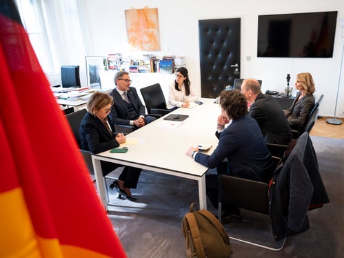 Im Gespräch ging es zudem um die wirtschaftlichen Beziehungen zwischen Deutschland und Italien. Kompatscher beschrieb den aktuellen Stand Südtirols und verwies dabei auf die Rolle des Landes als Bindeglied zwischen dem deutsch-österreichischen und dem italienischen Kultur- und Wirtschaftsraum. (Foto: LPA/Fabio Brucculeri)