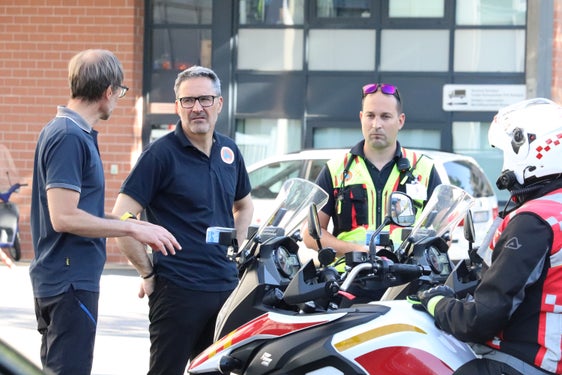 All'inizio della giornata in cui si è svolta la chiusura del corridoio del Brennero (da sinistra): il direttore dell'Agenzia per la Protezione civile Klaus Unterweger, il presidente della Provincia e assessore alla protezione civile Arno Kompatscher e il coordinatore del Centro situazioni provinciale Jonas Hochkofler salutano le squadre di motociclisti della Croce Bianca e della Croce Rossa. (Foto: USP/Maja Clara)