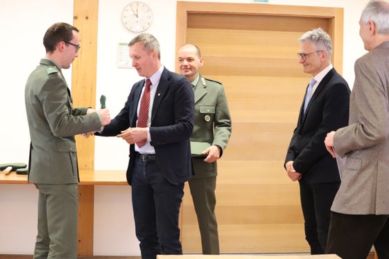 Forstwirtschaftslandesrat Luis Walcher (zweiter von links) hat den 25 neuen Forstwachen ihren persönliche Forsthammer übergebene, von rechts Kursdirektor Paul Zipperle, Landesforstdirektor Günther Unterthiner, Kursbegleiter Fabio Squarcina (Foto: LPA/Maja Clara)