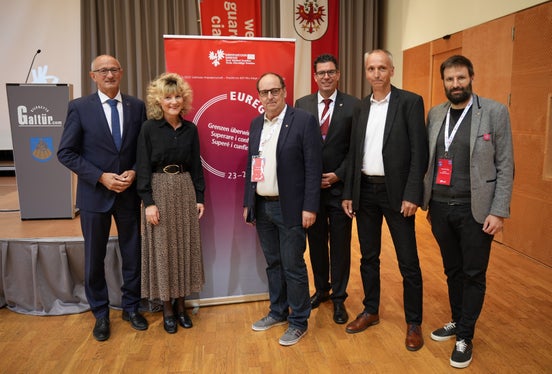 Uno sguardo retrospettivo e prospettico sull'Anno dei Musei dell'Euregio: (da sinistra) il capitano del Tirolo Anton Mattle, Melanie Wiener, Helmut Pöll, Matthias Fink (Segreteria Generale dell'Euregio), Martin Walter (vice sindaco di Galtür) e Andreas Eisendle (responsabile del progetto Anno dei Musei dell'Euregio) (Foto: Euregio/Armin Gluderer)