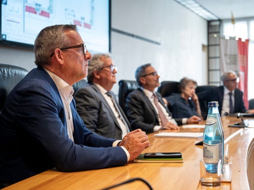 Durante la presentazione: da sinistra l'assessore Bianchi, il direttore regionale Feliciani, il presidente Kompatscher, Luisa Gnecchi e il segretario generale Magnago. (Foto: USP/Fabio Brucculeri)