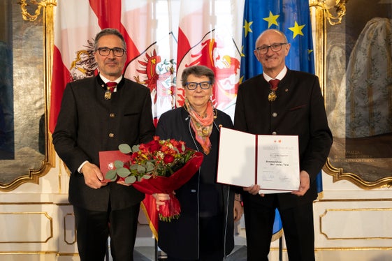 Für herausragendes Wirken zum Wohle des Landes ehrten die Landeshauptmänner&nbsp;Anton Mattle&nbsp;(links) und Arno Kompatscher&nbsp;am 20. Februar Universitätspräsidentin&nbsp;Ulrike Tappeiner.&nbsp;(Foto: Land Tirol/Sedlak)