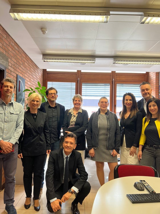 Cooperazione e formazione professionale al centro dello scambio tra CTS Einaudi e una delegazione di dirigenti proveniente dalla Francia, nella foto con la direttrice del CTS Einaudi Nicoletta Rizzoli (nella foto la seconda da sinistra) e il sovrintendente scolastico Vincenzo Gullotta (accosciato al centro in prima fila). (Foto: CTS Einaudi)