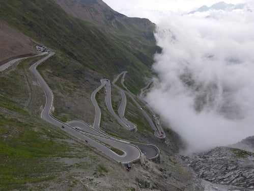Die Stilfser-Joch-Straße hat auch 200 Jahre nach ihrem Bau nicht an Faszination verloren. (Foto: LPA/Gnews)