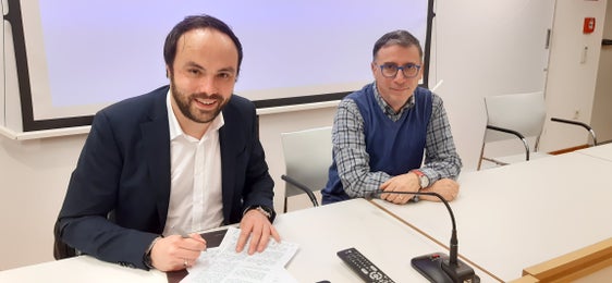 L'assessore provinciale al lavoro Philipp Achammer e il presidente del Comitato amministratore del Fondo di solidarietà bilaterale della Provincia di Bolzano, Maurizio Surian, al momento delle firme sull'adeguamento dell'accordo per la provincia di Bolzano. (Foto: ASP/Servizio Mercato del lavoro) 