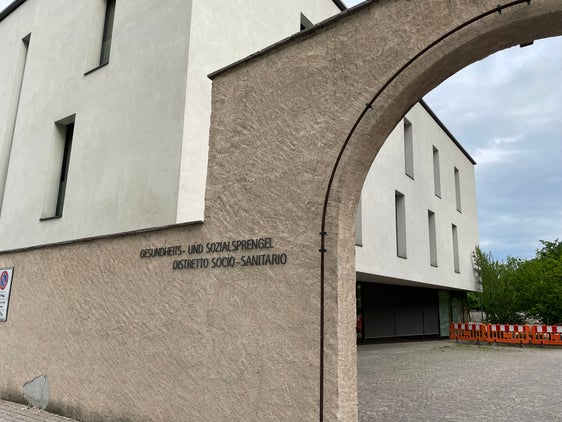 Die Gesundheits- und Sozialsprengel (im Bild der Sprengelsitz Lana) unterstützen Menschen vor Ort. Die Landesregierung hat am 21. Jänner das Investitionsprogramm 2025 genehmigt, damit die Tätigkeiten der Sprengel in geeigneten Räumen angeboten werden können. (Foto: LPA/Carmen Kollmann)
